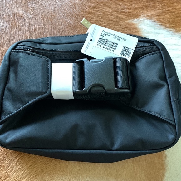 Everywhere Belt Bag Large 2L - Black - Picture 2 of 3